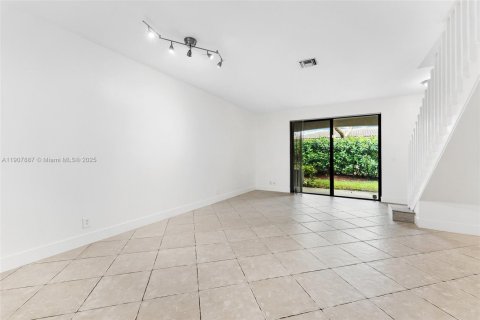 Townhouse in Weston, Florida 2 bedrooms, 107.3 sq.m. № 1969756 - photo 6