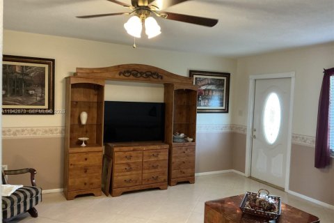 House in Tamarac, Florida 2 bedrooms, 124.67 sq.m. № 1999581 - photo 13