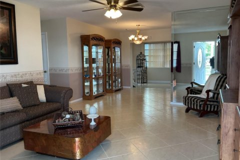 House in Tamarac, Florida 2 bedrooms, 124.67 sq.m. № 1999581 - photo 3