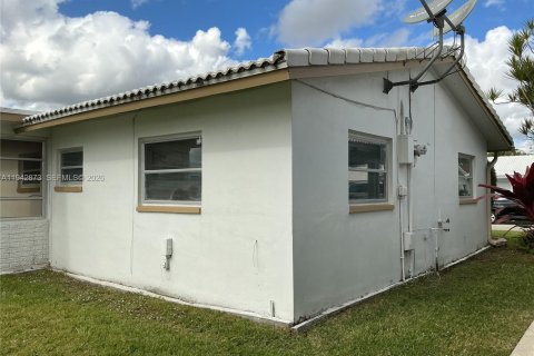 House in Tamarac, Florida 2 bedrooms, 124.67 sq.m. № 1999581 - photo 30