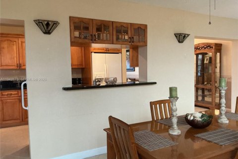 House in Tamarac, Florida 2 bedrooms, 124.67 sq.m. № 1999581 - photo 12