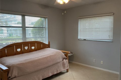 House in Tamarac, Florida 2 bedrooms, 124.67 sq.m. № 1999581 - photo 17