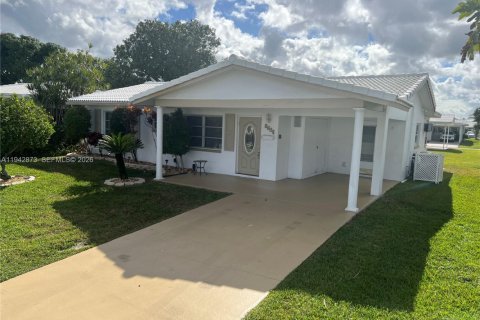 House in Tamarac, Florida 2 bedrooms, 124.67 sq.m. № 1999581 - photo 2