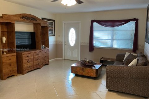 House in Tamarac, Florida 2 bedrooms, 124.67 sq.m. № 1999581 - photo 5