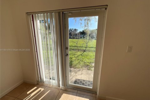 Touwnhouse à louer à Deerfield Beach, Floride: 3 chambres, 517.74 m2 № 1962887 - photo 12