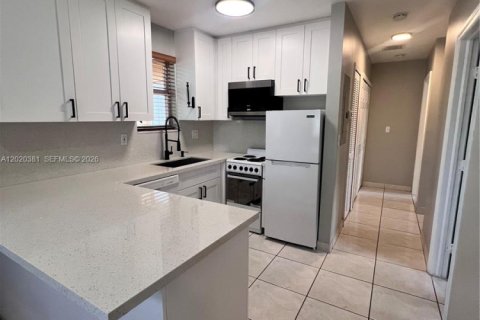 Villa ou maison à louer à Palmetto Bay, Floride: 2 chambres, 178.19 m2 № 2240839 - photo 4
