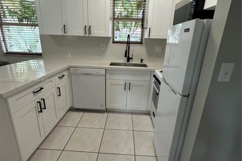 Villa ou maison à louer à Palmetto Bay, Floride: 2 chambres, 178.19 m2 № 2240839 - photo 6