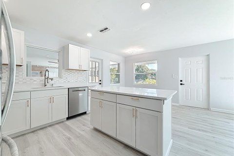 Casa en venta en Pinellas Park, Florida, 3 dormitorios, 93.27 m2 № 1912862 - foto 10