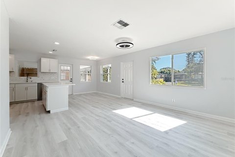 Casa en venta en Pinellas Park, Florida, 3 dormitorios, 93.27 m2 № 1912862 - foto 4