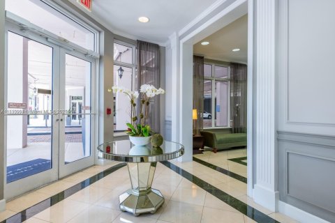 Condo in Coral Gables, Florida, 2 bedrooms  № 1752550 - photo 1