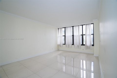 Condo in Hallandale Beach, Florida, 2 bedrooms  № 1889119 - photo 6