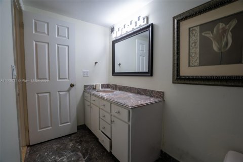 Condo in Hallandale Beach, Florida, 2 bedrooms  № 1889119 - photo 15