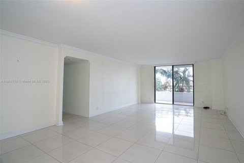 Condo in Hallandale Beach, Florida, 2 bedrooms  № 1889119 - photo 1