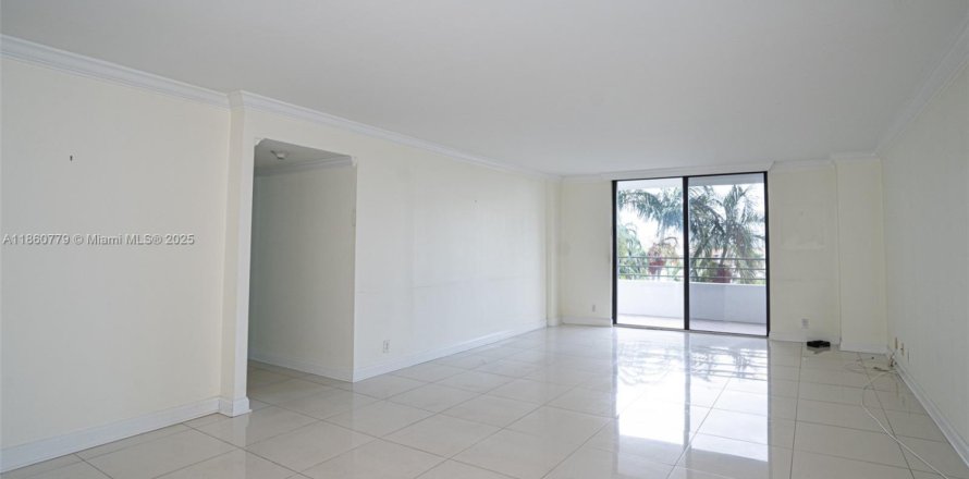 Condo in Hallandale Beach, Florida, 2 bedrooms № 1889119