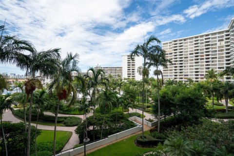 Condo in Hallandale Beach, Florida, 2 bedrooms  № 1889119 - photo 21