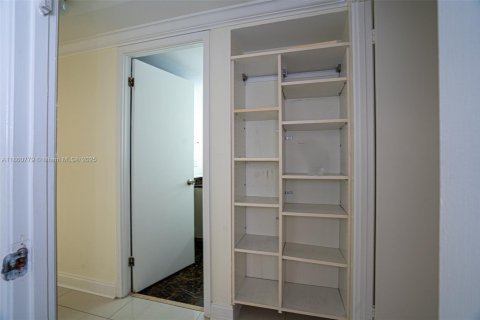 Condo in Hallandale Beach, Florida, 2 bedrooms  № 1889119 - photo 5