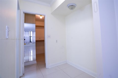 Condo in Hallandale Beach, Florida, 2 bedrooms  № 1889119 - photo 8