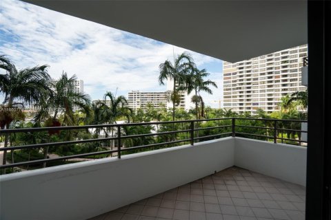 Condo in Hallandale Beach, Florida, 2 bedrooms  № 1889119 - photo 17