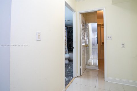 Condo in Hallandale Beach, Florida, 2 bedrooms  № 1889119 - photo 9