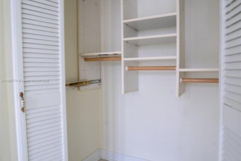 Condo in Hallandale Beach, Florida, 2 bedrooms  № 1889119 - photo 16