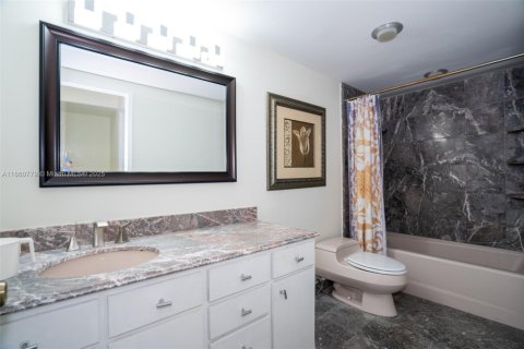 Condo in Hallandale Beach, Florida, 2 bedrooms  № 1889119 - photo 11