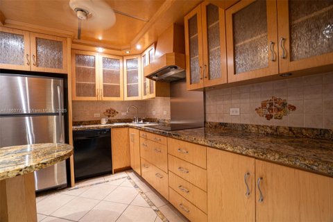 Condo in Hallandale Beach, Florida, 2 bedrooms  № 1889119 - photo 13