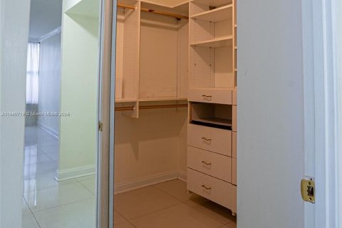Condo in Hallandale Beach, Florida, 2 bedrooms  № 1889119 - photo 14