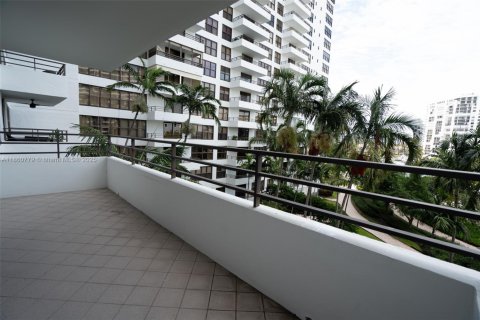 Condo in Hallandale Beach, Florida, 2 bedrooms  № 1889119 - photo 18