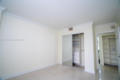 Condo in Hallandale Beach, Florida, 2 bedrooms  № 1889119 - photo 3