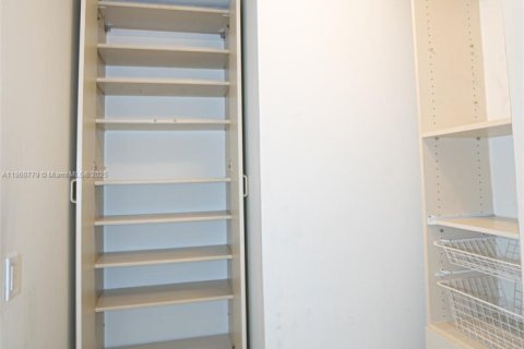 Condo in Hallandale Beach, Florida, 2 bedrooms  № 1889119 - photo 12