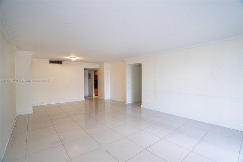 Condo in Hallandale Beach, Florida, 2 bedrooms  № 1889119 - photo 2