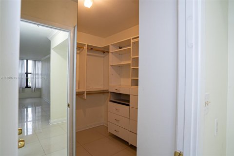 Condo in Hallandale Beach, Florida, 2 bedrooms  № 1889119 - photo 10