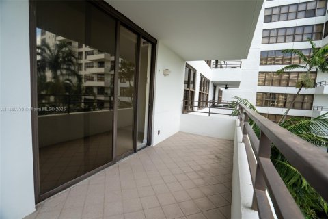 Condo in Hallandale Beach, Florida, 2 bedrooms  № 1889119 - photo 22