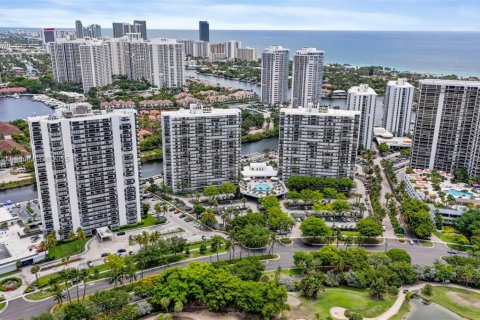 Condo in Aventura, Florida, 2 bedrooms  № 1818153 - photo 1