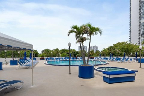 Condo in Aventura, Florida, 2 bedrooms  № 1818153 - photo 23