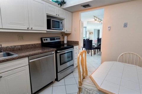 Condo in Aventura, Florida, 2 bedrooms  № 1818153 - photo 9