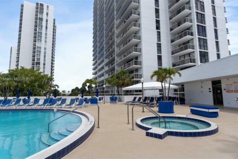 Condo in Aventura, Florida, 2 bedrooms  № 1818153 - photo 26