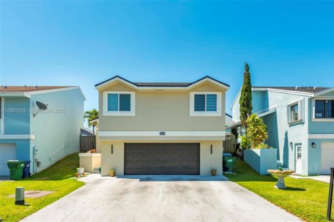Villa ou maison à Cutler Bay, Floride 3 chambres, 132.39 m2 № 2091376