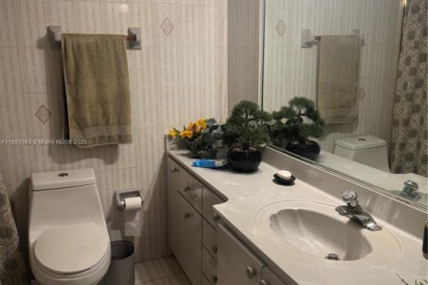Condo in Hialeah, Florida, 2 bedrooms  № 1922401 - photo 18