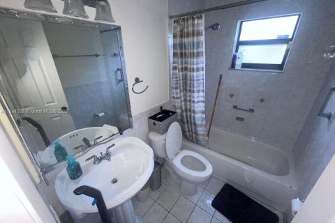 Condo in Hialeah, Florida, 2 bedrooms  № 1922401 - photo 28