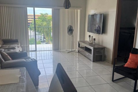 Condo in Hialeah, Florida, 2 bedrooms  № 1922401 - photo 8
