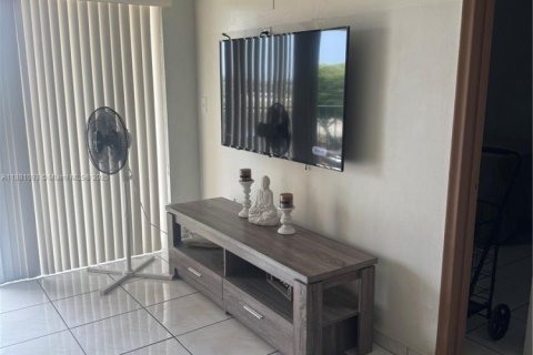 Condo in Hialeah, Florida, 2 bedrooms  № 1922401 - photo 11