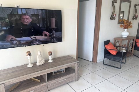 Condo in Hialeah, Florida, 2 bedrooms  № 1922401 - photo 23