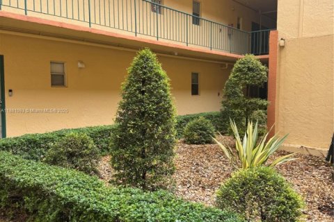 Condo in Hialeah, Florida, 2 bedrooms  № 1922401 - photo 1