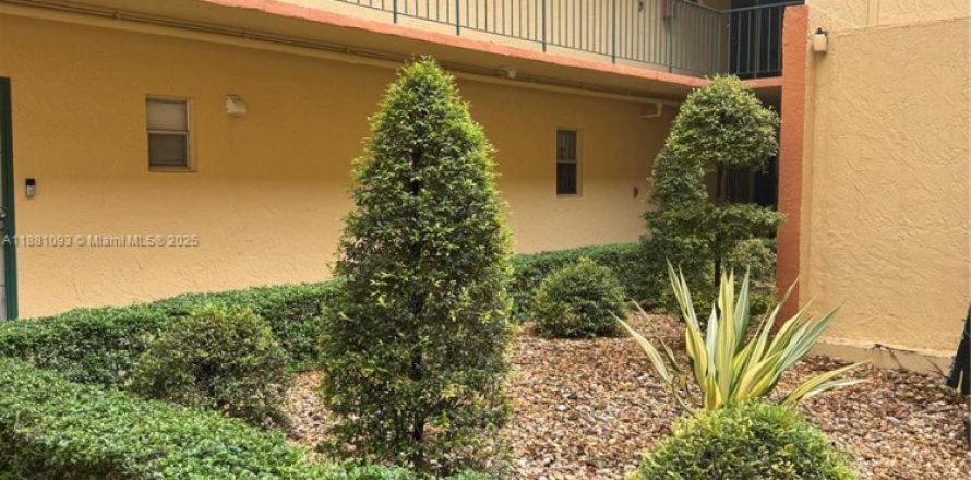 Condo in Hialeah, Florida, 2 bedrooms № 1922401