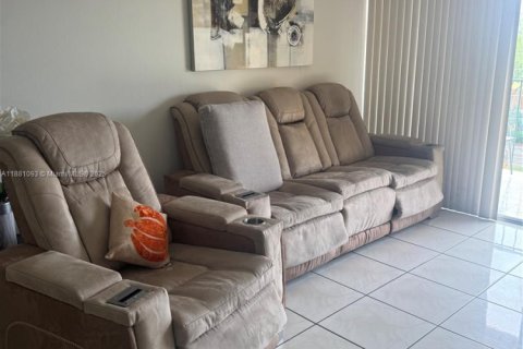 Condo in Hialeah, Florida, 2 bedrooms  № 1922401 - photo 9