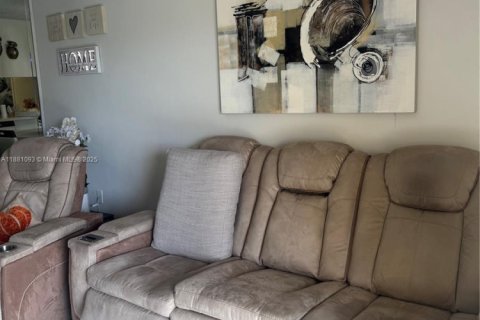 Condo in Hialeah, Florida, 2 bedrooms  № 1922401 - photo 10