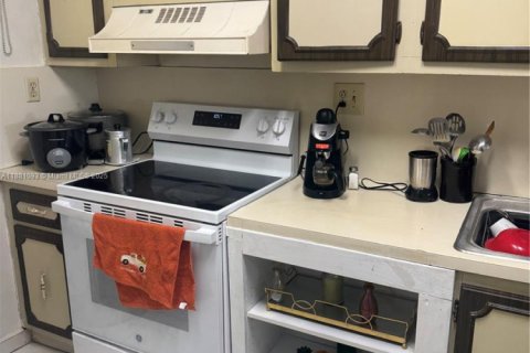 Condo in Hialeah, Florida, 2 bedrooms  № 1922401 - photo 13