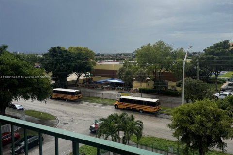 Condo in Hialeah, Florida, 2 bedrooms  № 1922401 - photo 5