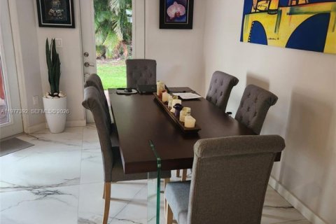 House in Doral, Florida 3 bedrooms, 103.21 sq.m. № 2041667 - photo 3